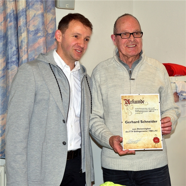 Das neue Ehrenmitglied des TTV Ettlingenweier Gerhard Schneider mit Vorstand Matthias Buchmüller